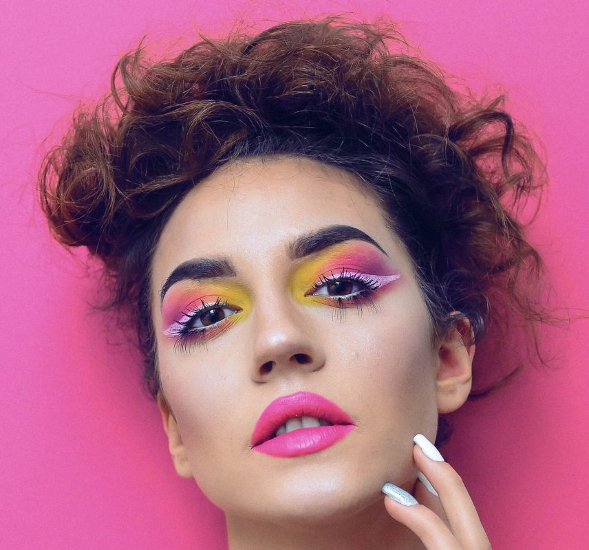 Dame met roze lippen en achtergrond
