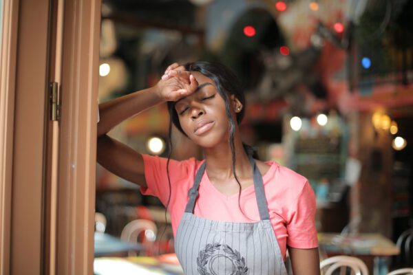 bruine vrouwelijke barista, moe na werk