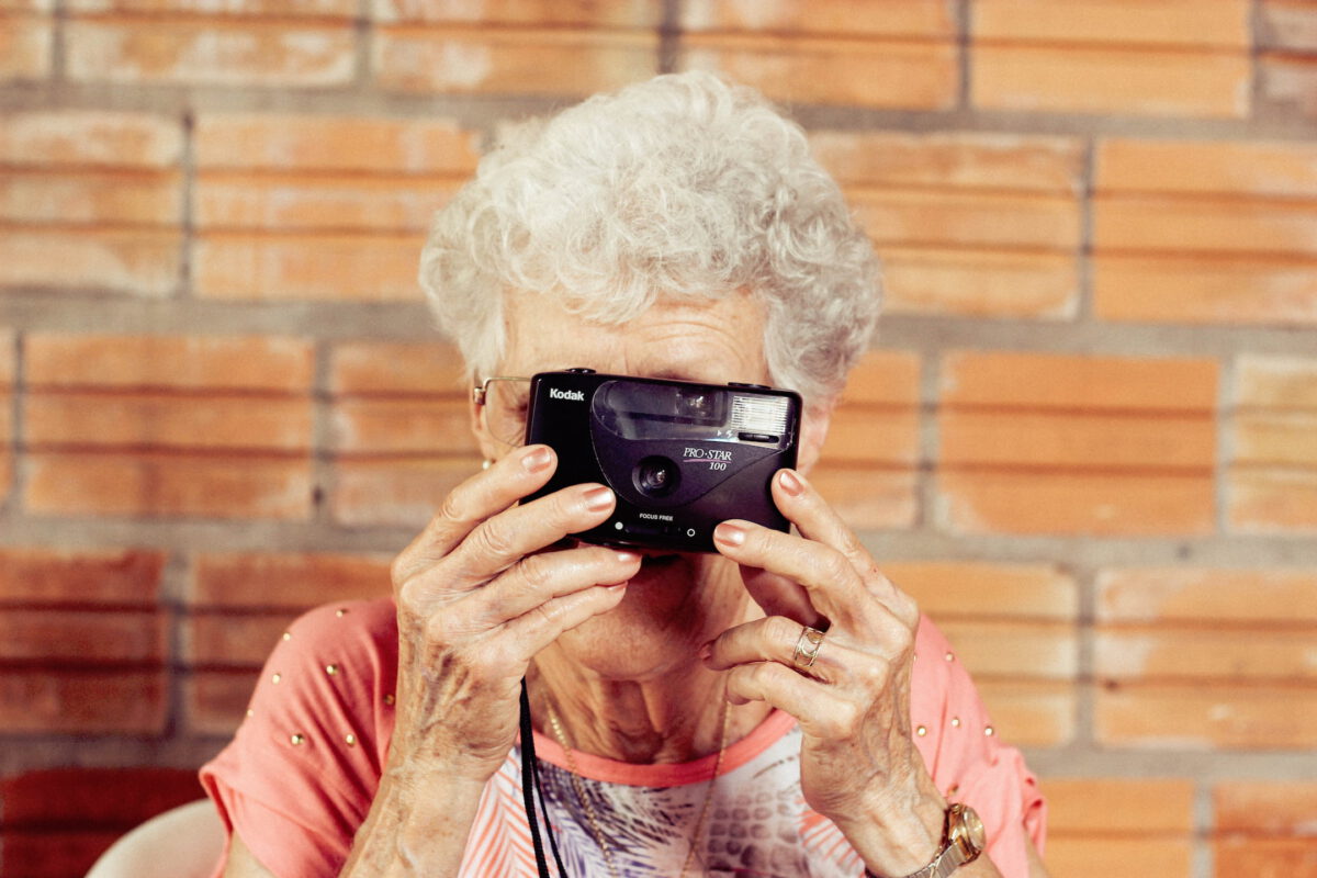 oma met een Kodak fotocamera zorgkapper