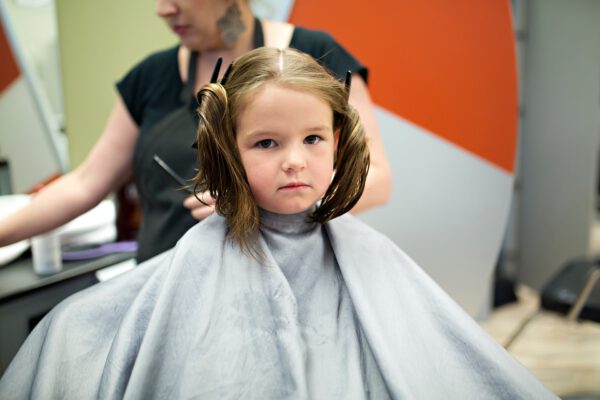 Jouw kindje ook doodsbang bij de kapper? Handige tips!