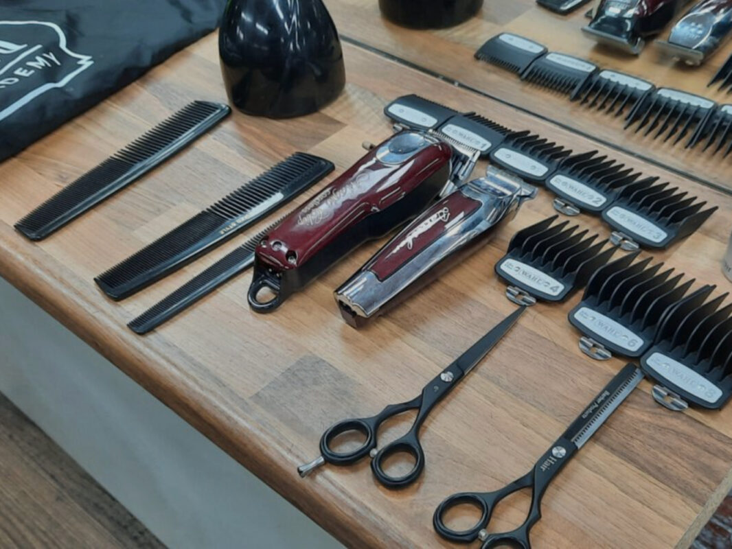 Kapsel knippen in salon met verschillende technieken