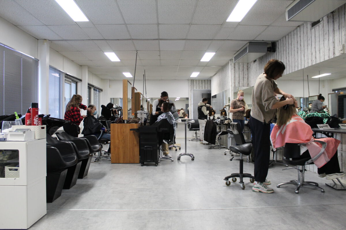 Praktijkzaal hairstylist kappersopleiding
