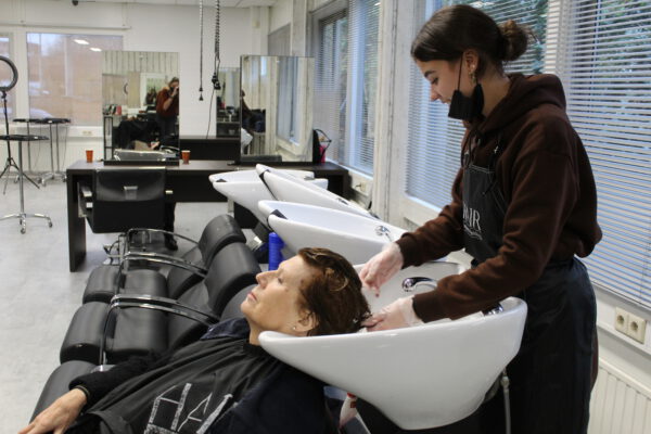 Praktijkzaal hairstylist kappersopleiding