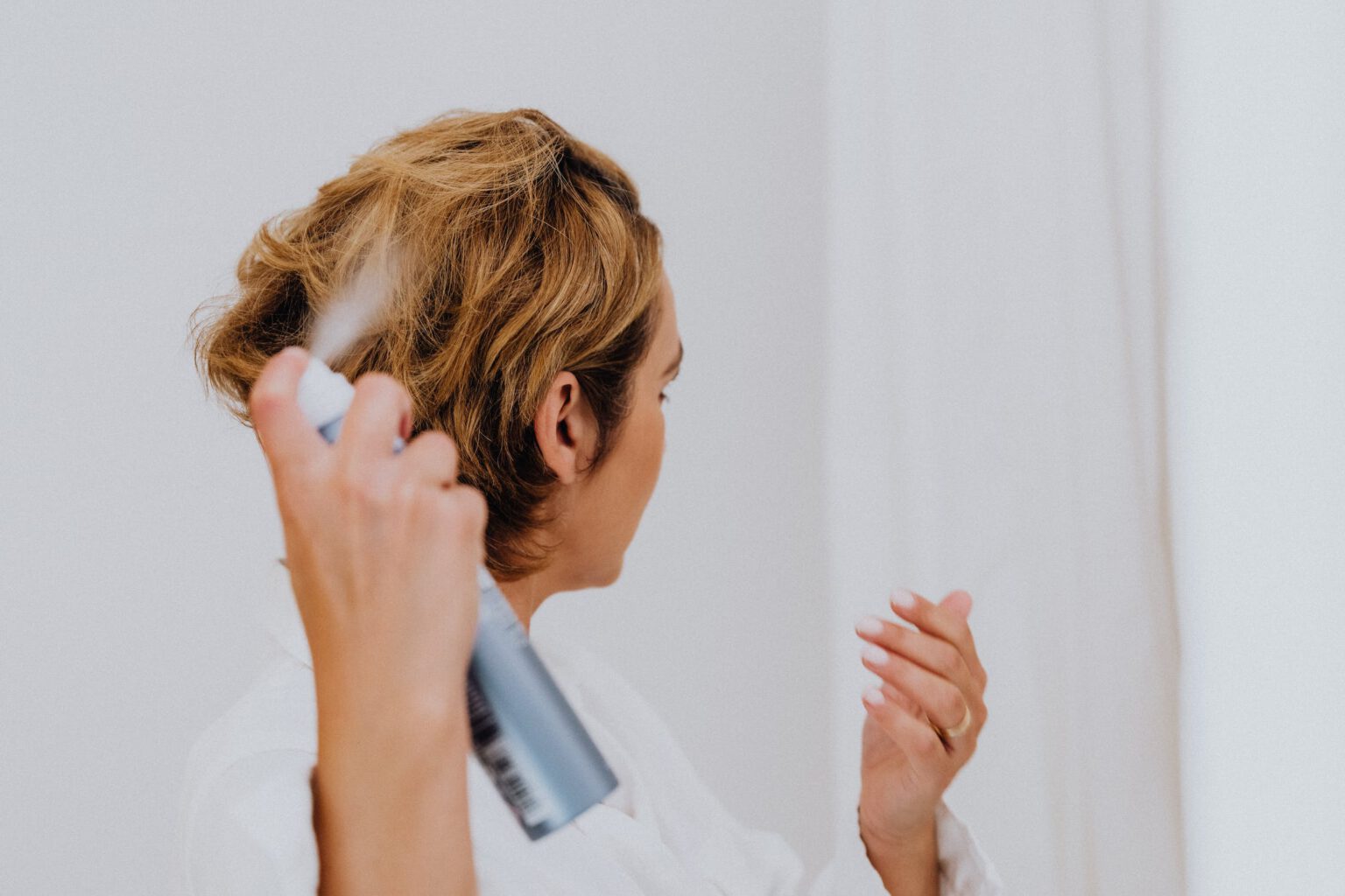 Haarlak Hoe gebruik je het? Hair Kappersopleiding